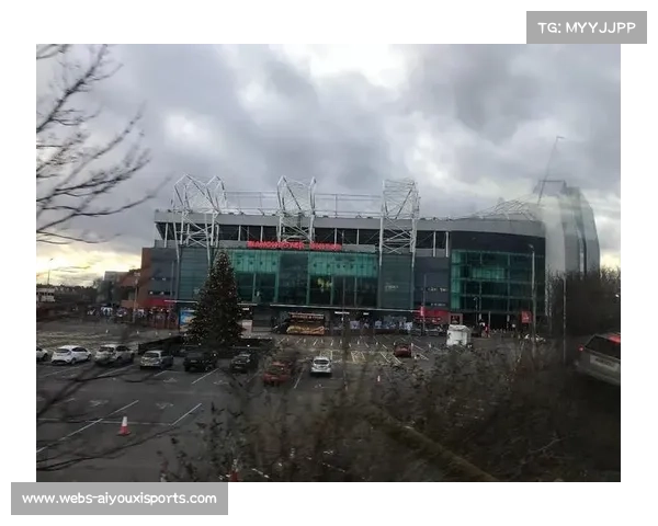 老特拉福德节礼日晚场开球，客场球迷深夜归程引争议