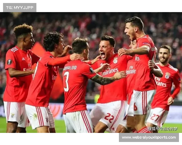 光明球场气氛火爆，本菲卡球迷高歌助威