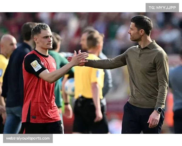 聚焦：当维尔茨被替换下场，阿隆索立即掏出战术板进行讲解